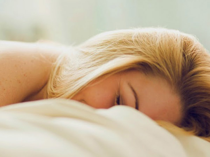 mulher feliz na cama