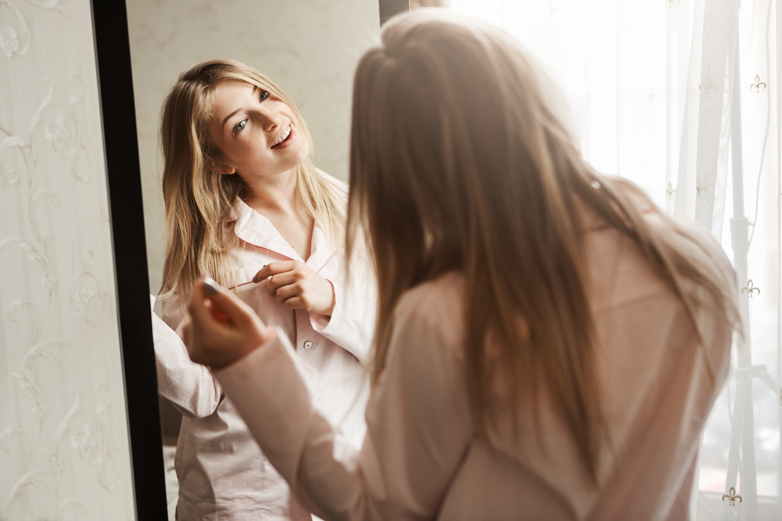 Look in the mirror. Девушка с зеркалом в руках. Подросток у зеркала. Девушка зеркало недовольна. Женщина утром перед зеркалом.